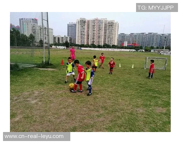 手工制作足球的详细步骤与技巧分享让你轻松掌握足球制作艺术