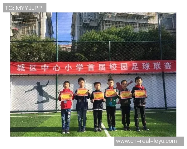 探索小学足球课程对学生身心发展的积极影响与实践策略研究