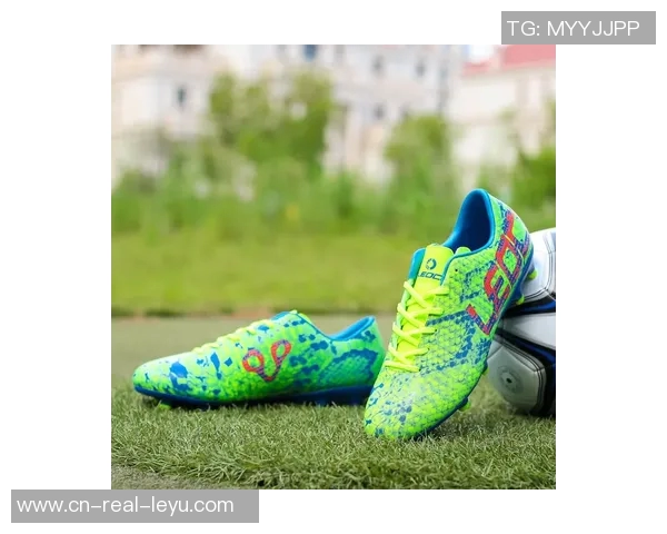 足球鞋选择指南：碎钉与长钉的优劣对比分析助你找到最适合的鞋款